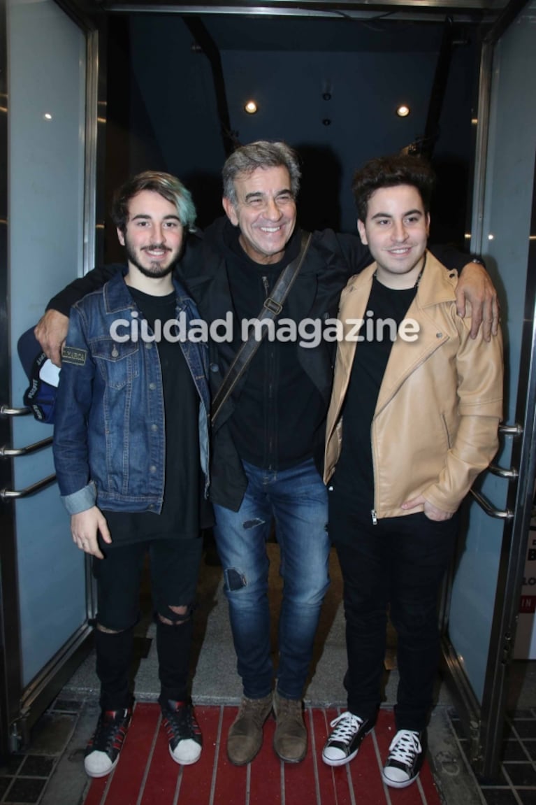 Emocionado hasta las lágrimas, Guillermo Francella aplaudió de pie a su hija, Johanna, en su debut teatral: ¡mirá las fotos!