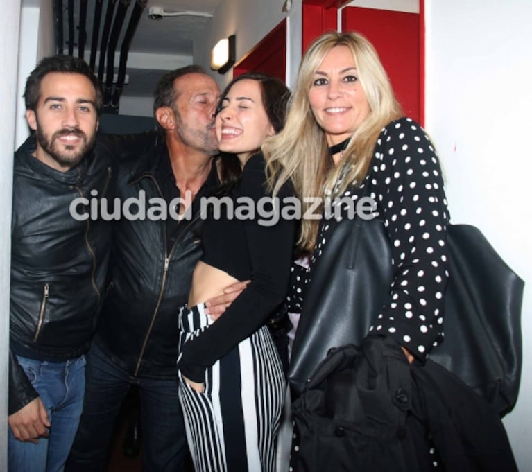 Emocionado hasta las lágrimas, Guillermo Francella aplaudió de pie a su hija, Johanna, en su debut teatral: ¡mirá las fotos!