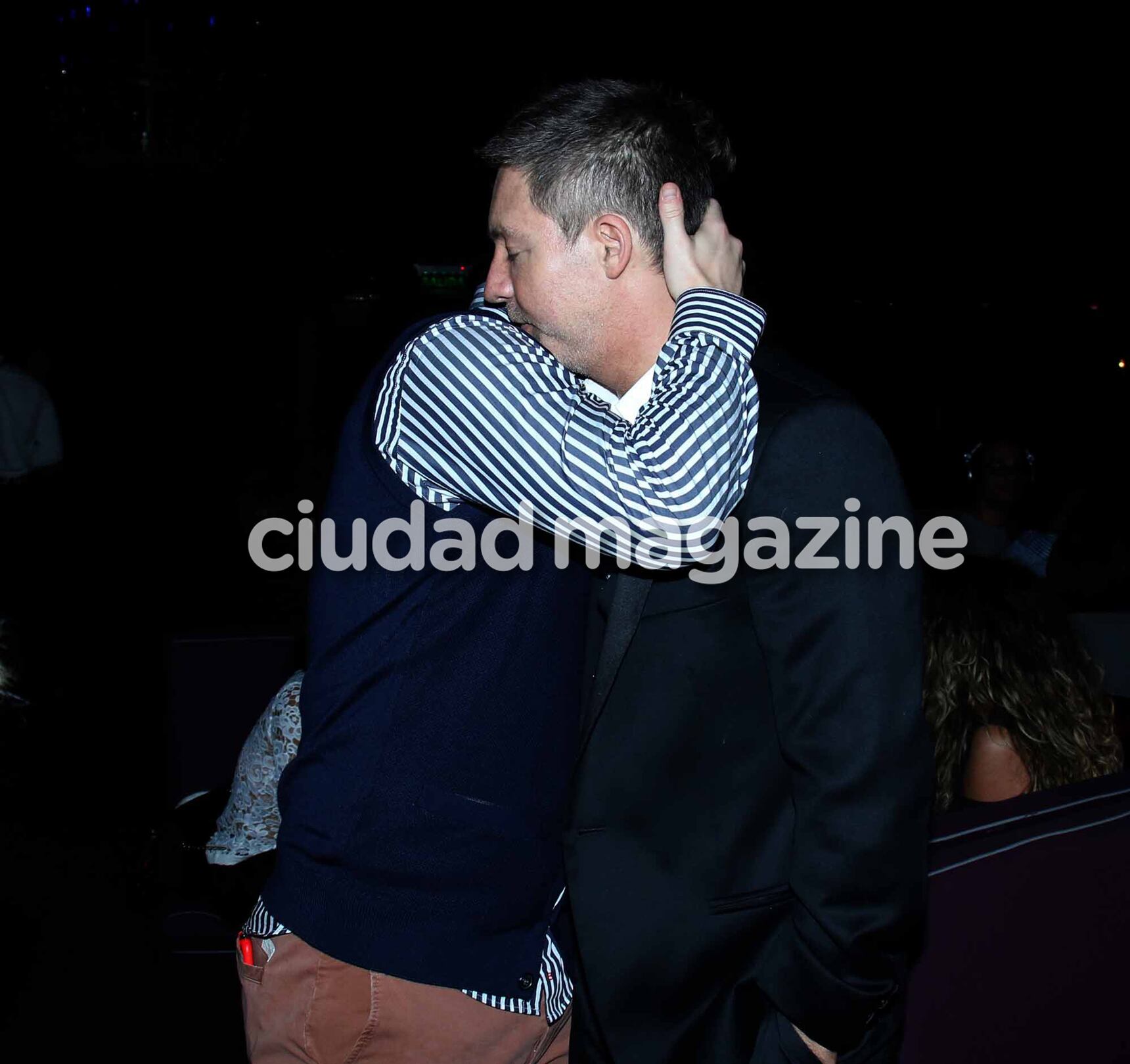 Emotivo abrazo de Adrián y Toto, en la avant premiere de El fútbol o yo. Foto: Movilpress.