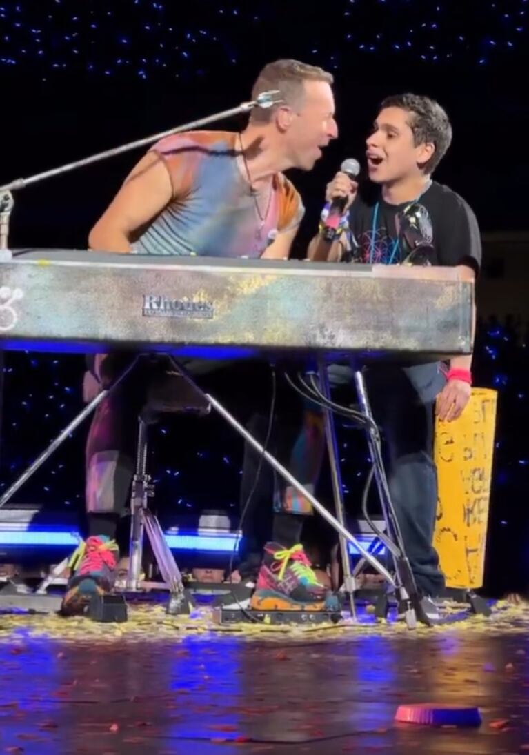 Emotivo video: Chris Martin de Coldplay le cumplió el sueño a un fan con autismo y cantó con él en el escenario