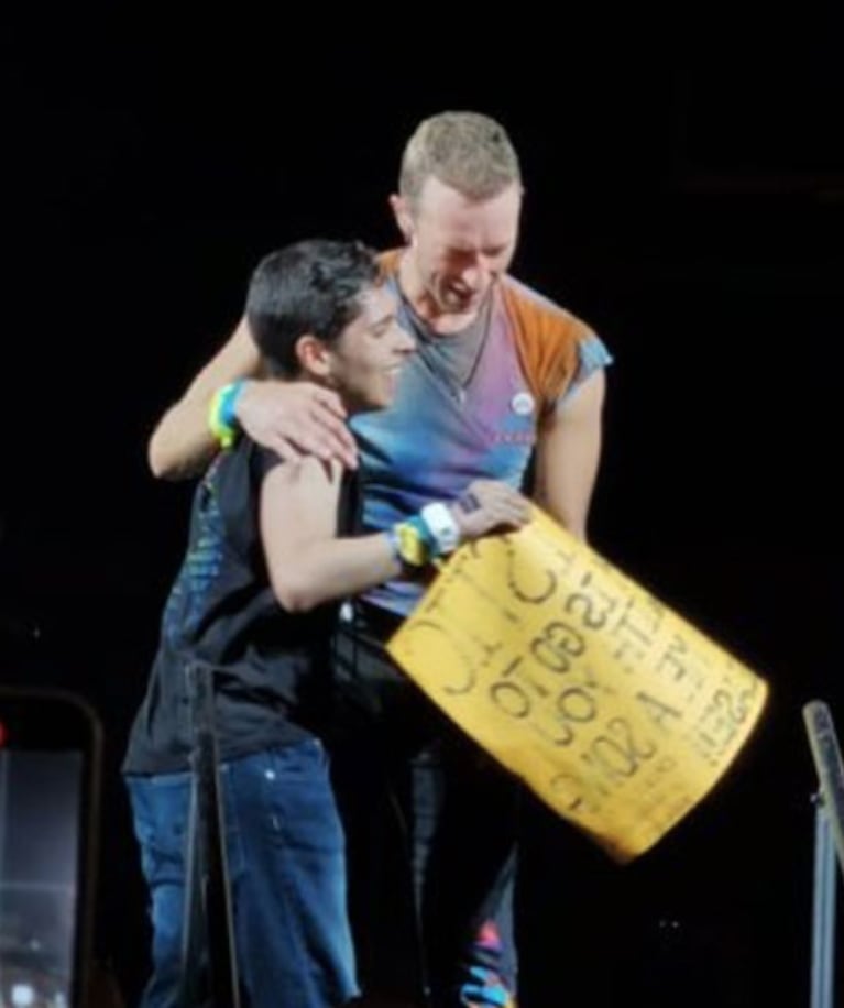 Emotivo video: Chris Martin de Coldplay le cumplió el sueño a un fan con autismo y cantó con él en el escenario