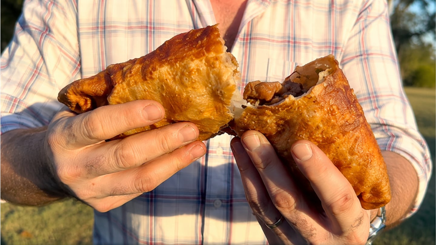 Empanada gigante de molleja con queso ahumado, una receta “bomba” para compartir entre amigos