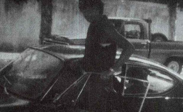 En 1982 con su Fiat 600 azul, foto sacada por Alejandra Garayalde, su novia de esa época.
