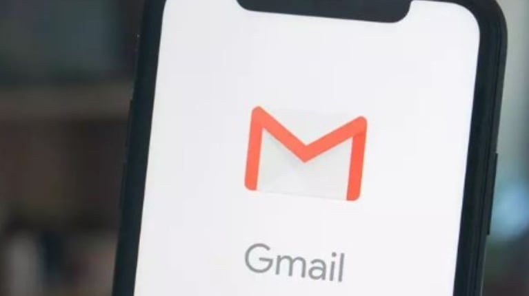 En abril de 2004, Google presentó Gmail, un correo web gratuito con enfoque en búsquedas.