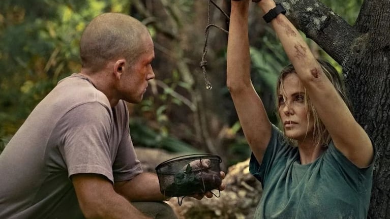 En Ápex, el personaje de Charlize Theron debe correr por su vida en un ambiente natural.