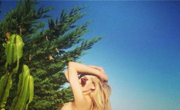 "En casa tomando sol", posteó Charlotte Caniggia. (Foto: Facebook)