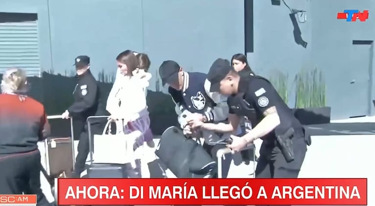 En el aeropuerto de Ezeiza, Fideo empezó a contestar algunas preguntas hasta que se vivió un momento de enorme tensión con Jorgelina Cardoso.