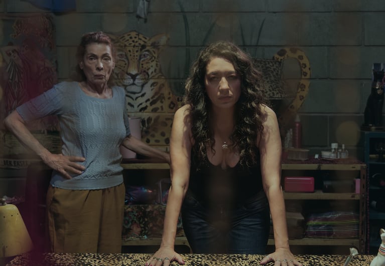En El Barro S2. (L to R) Silvina Sabater as Victoria, Lorena Vega as La Zurda in En El Barro S2. Cr. Consuelo Oppizzi / Netflix ©2026