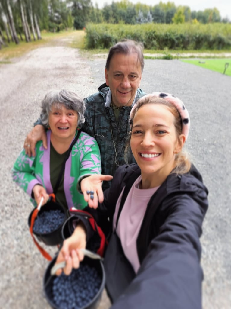 En el campo y en familia: la increíble cosecha de arándanos de Luisana Lopilato con sus hijos y sus padres (Instagram)