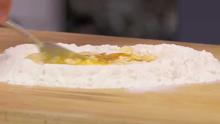 En esta receta de Memo Mandarano, la masa de los sorrentinos lleva un agregado de cúrcuma. Foto: Cucinare TV