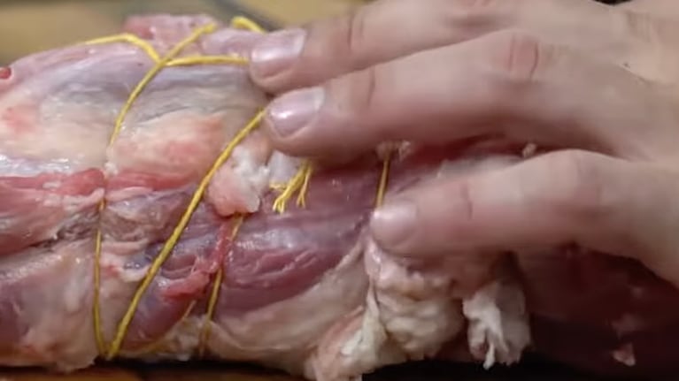 En esta receta de vitel toné se debe atar al roast beef antes de dorarlo. Foto: Cucinare TV