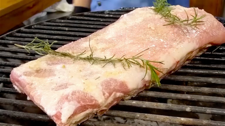 En esta receta, el pechito de cerdo se debe cocinar en la parrilla. Foto: Cucinare TV