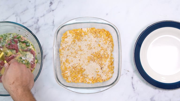 En este caso, el empanado de las milanesas se hace no sólo con pan rallado, sino también con copos de maíz. Foto: Cucinare TV