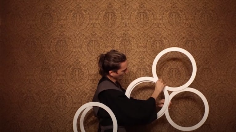 En este hipnotizante truco los anillos crean la ilusión de estar flotando en el aire