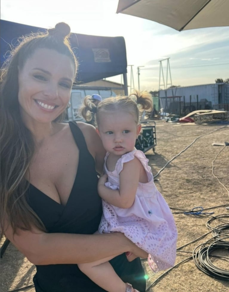 En fotos: Ana García Moritán, de rosa y con colitas, acompaña a Pampita a El Hotel de los Famosos 2