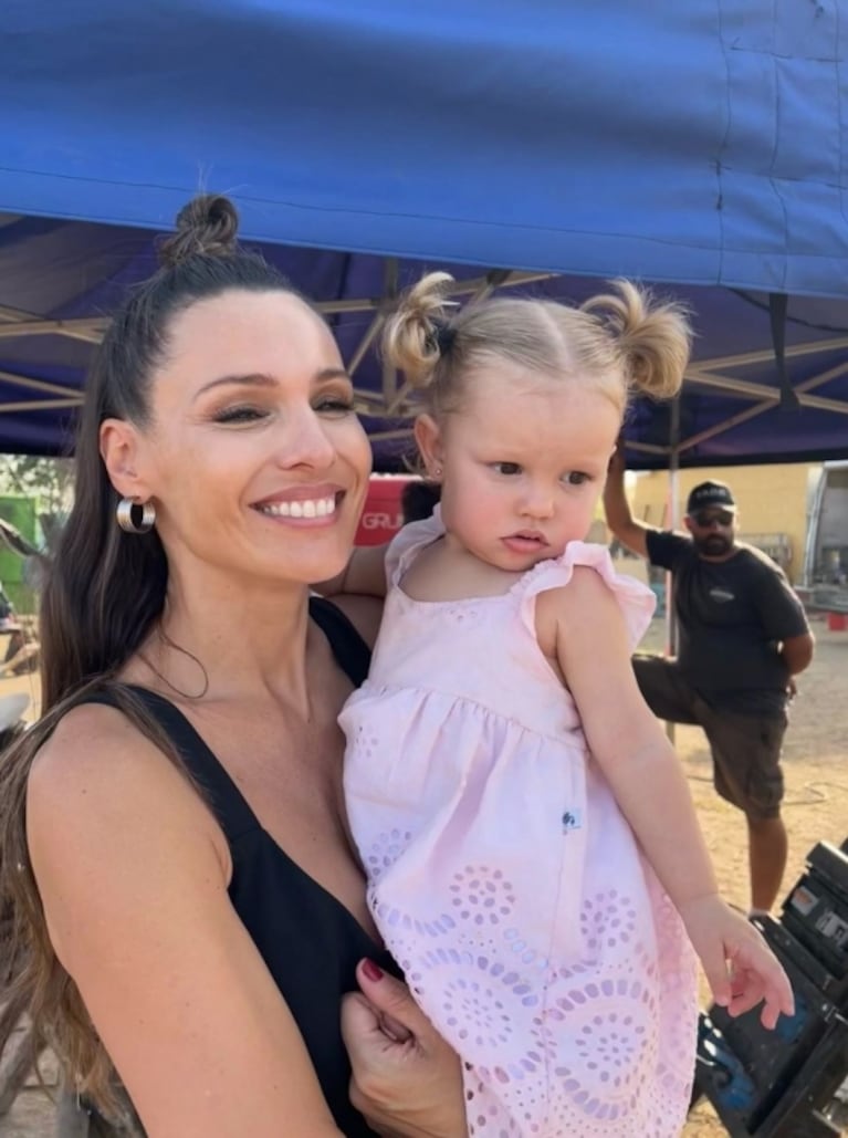 En fotos: Ana García Moritán, de rosa y con colitas, acompaña a Pampita a El Hotel de los Famosos 2