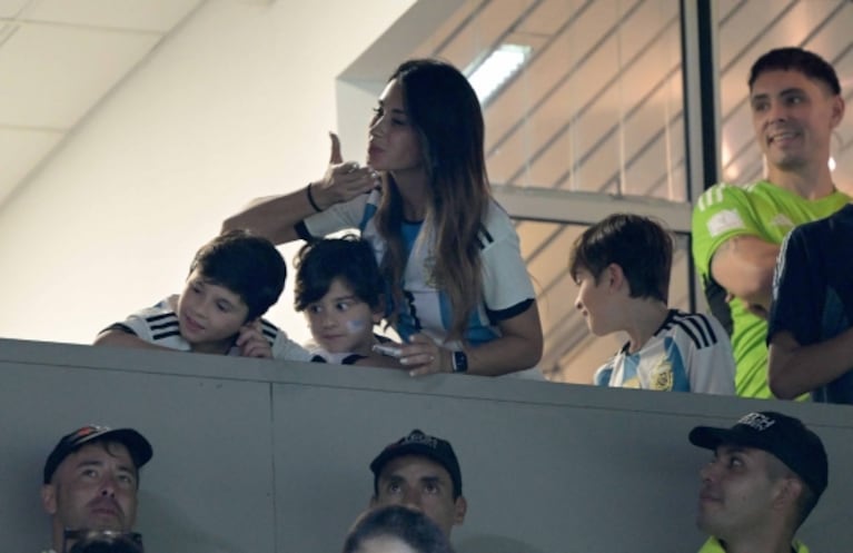 En fotos, Antonela Roccuzzo en la fiesta de los campeones del mundo con Thiago, Mateo y Ciro Messi 