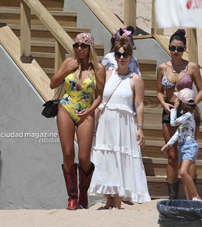 En fotos: Charlotte Caniggia lució una colorida malla enteriza y botas texanas en las playas de Punta del Este