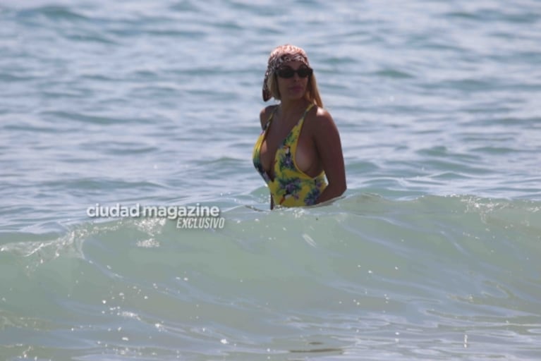 En fotos: Charlotte Caniggia lució una colorida malla enteriza y botas texanas en las playas de Punta del Este