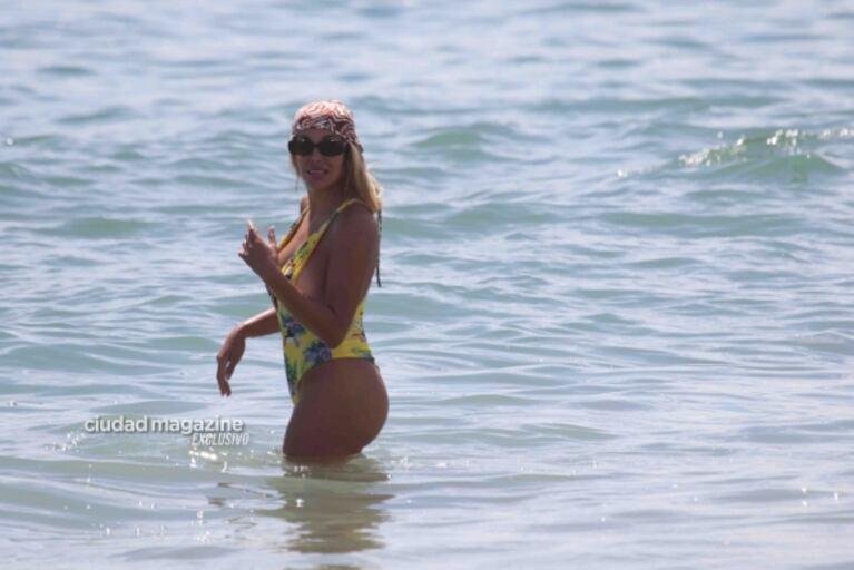 En fotos: Charlotte Caniggia lució una colorida malla enteriza y botas texanas en las playas de Punta del Este