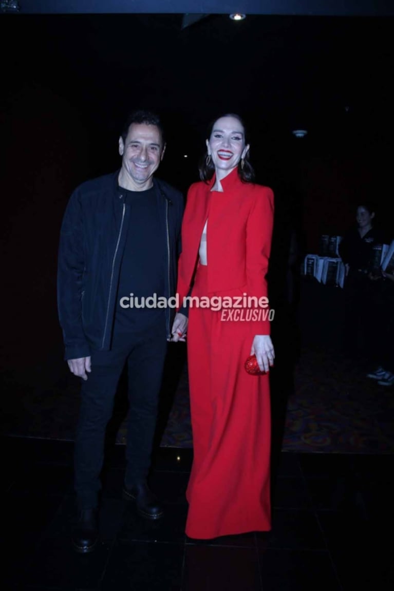 En fotos, el look de Natalia Oreiro en el estreno de Casi muerta, acompañada por Ricardo Mollo y Facundo Arana