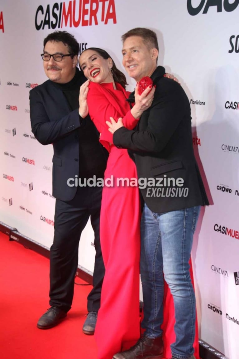 En fotos, el look de Natalia Oreiro en el estreno de Casi muerta, acompañada por Ricardo Mollo y Facundo Arana