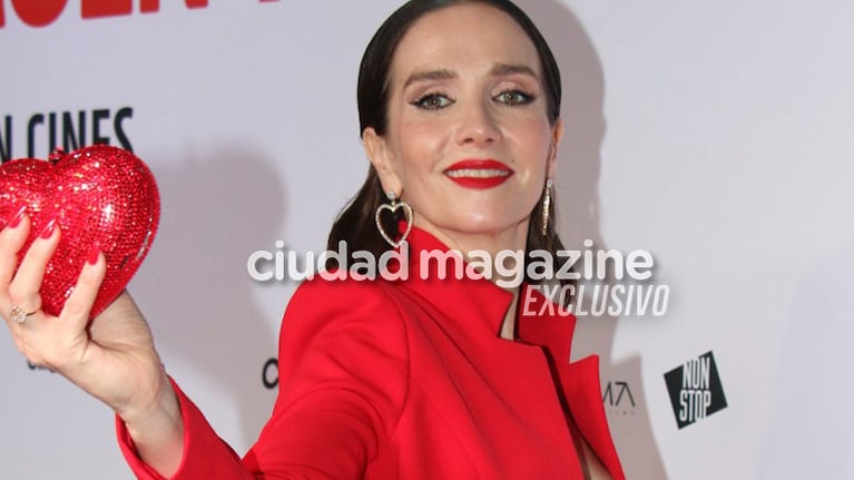 En fotos, el look de Natalia Oreiro en el estreno de Casi muerta, acompañada por Ricardo Mollo y Facundo Arana