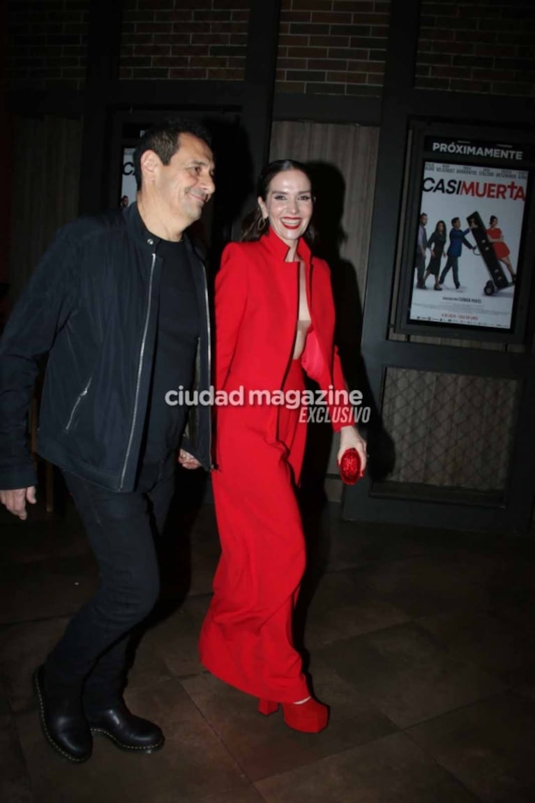 En fotos, el look de Natalia Oreiro en el estreno de Casi muerta, acompañada por Ricardo Mollo y Facundo Arana