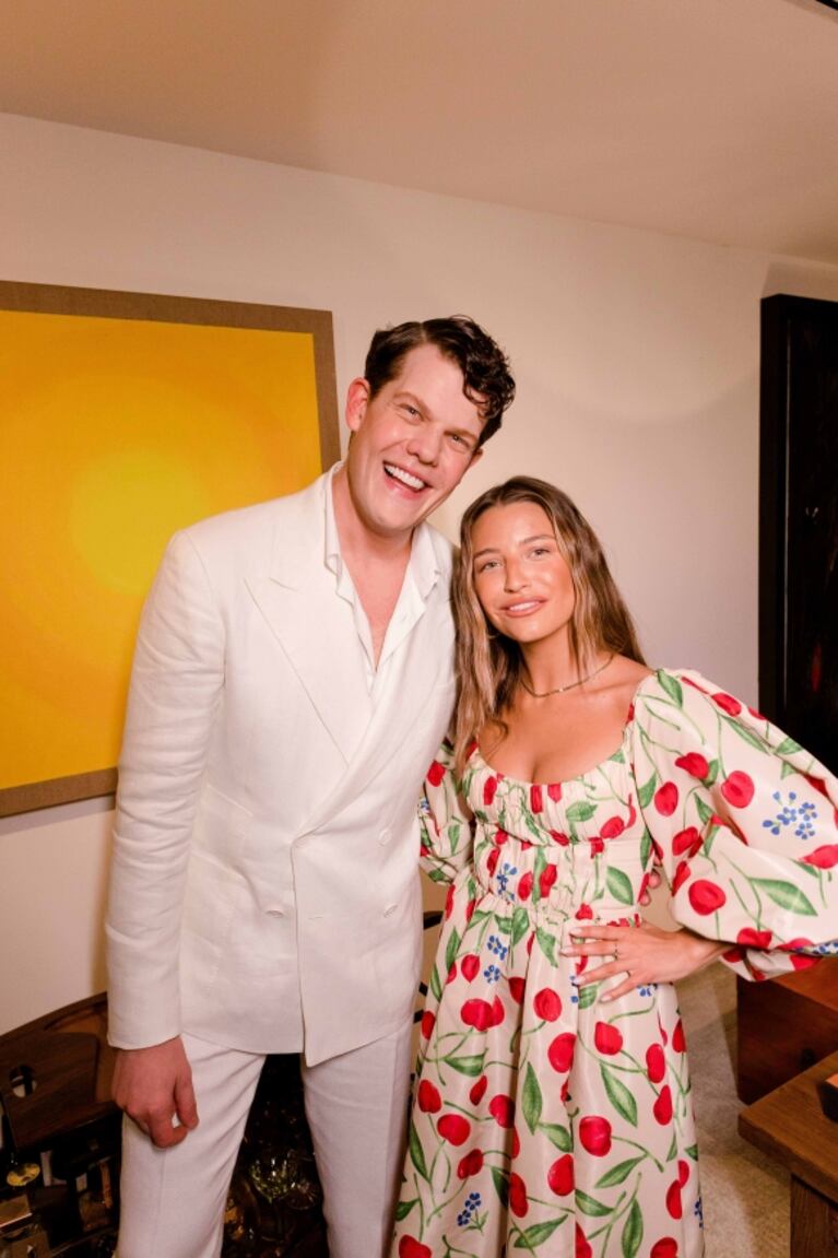 En fotos, el look de noche de la China Suárez en Rio de Janeiro: minidress blanco y negro en género satinado