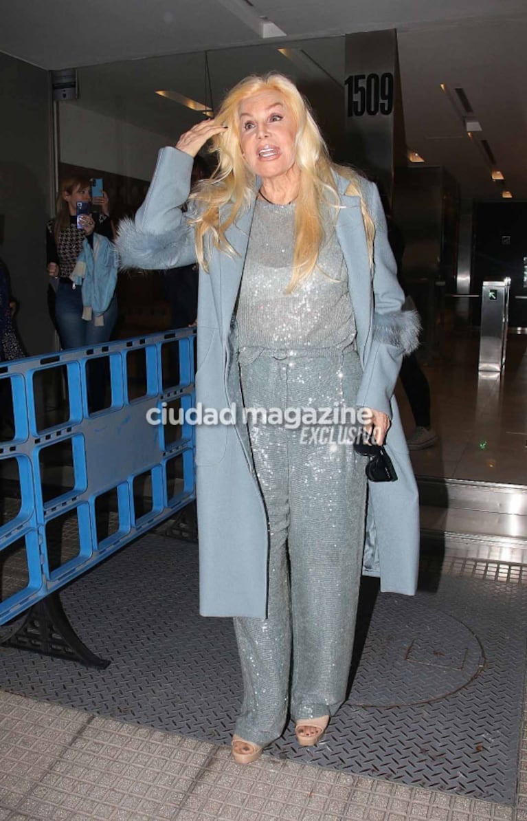 En fotos, el look de Susana Giménez para su nota en streaming: conjunto en monocromo en tela metalizada