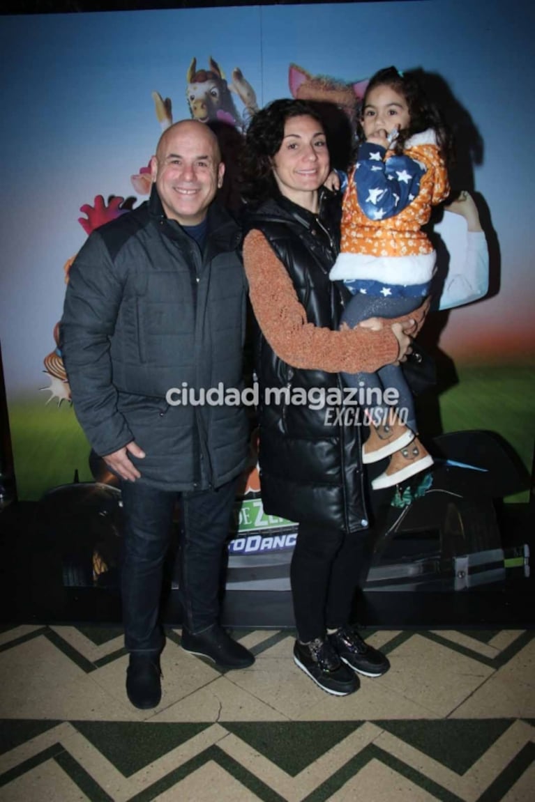 En fotos, Jésica Cirio, Camila Homs y Romina Uhrig fueron con sus hijos al teatro