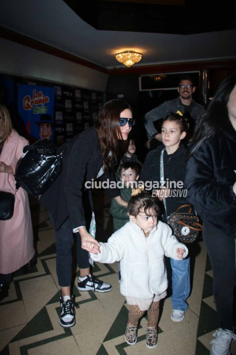 En fotos, Jésica Cirio, Camila Homs y Romina Uhrig fueron con sus hijos al teatro