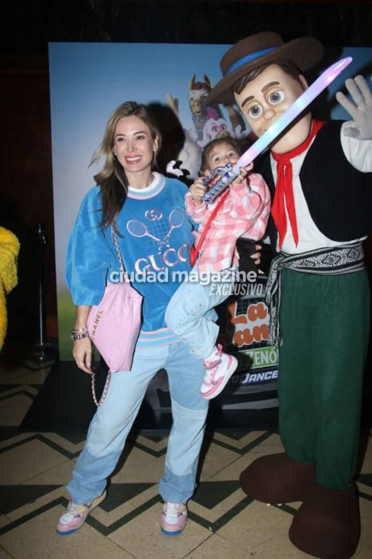 En fotos, Jésica Cirio, Camila Homs y Romina Uhrig fueron con sus hijos al teatro