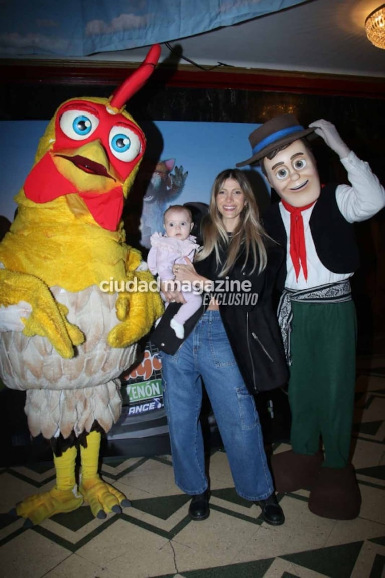 En fotos, Jésica Cirio, Camila Homs y Romina Uhrig fueron con sus hijos al teatro