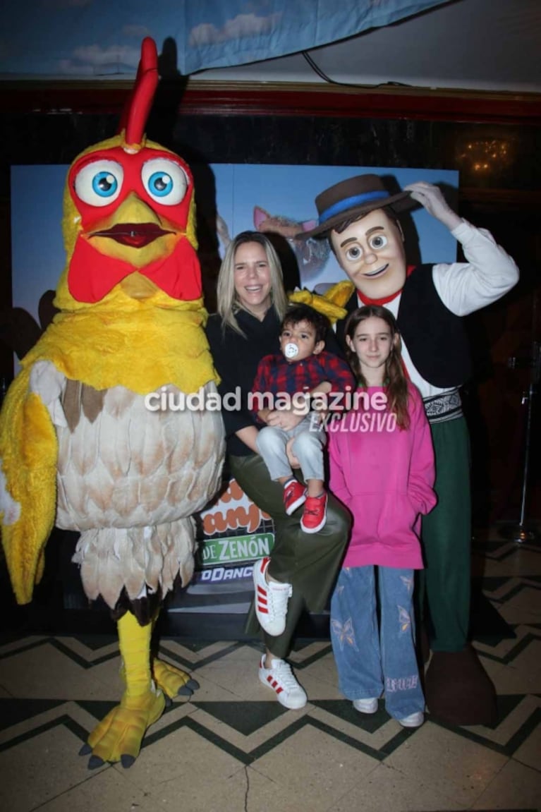 En fotos, Jésica Cirio, Camila Homs y Romina Uhrig fueron con sus hijos al teatro