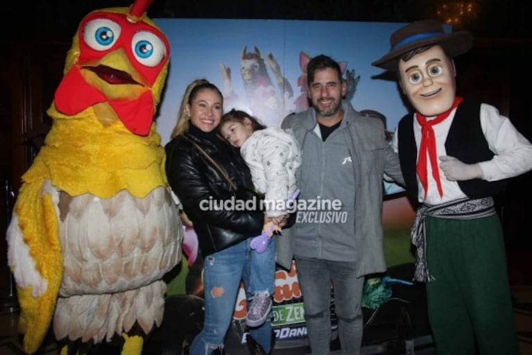 En fotos, Jésica Cirio, Camila Homs y Romina Uhrig fueron con sus hijos al teatro