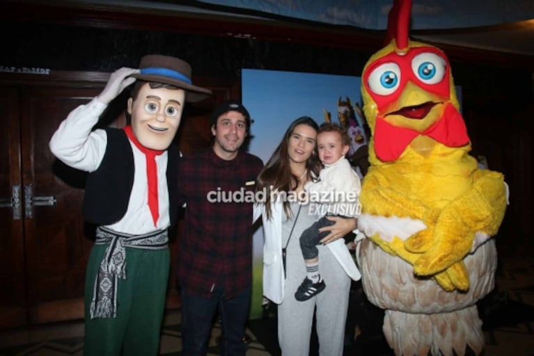 En fotos, Jésica Cirio, Camila Homs y Romina Uhrig fueron con sus hijos al teatro