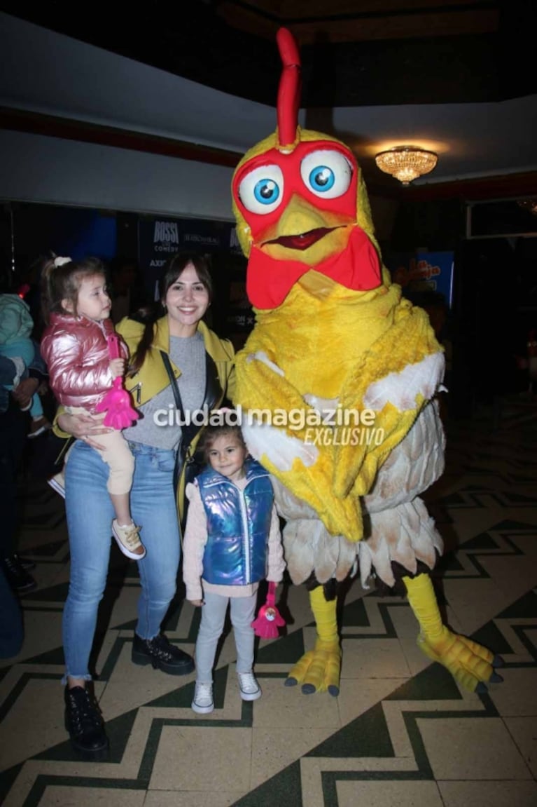 En fotos, Jésica Cirio, Camila Homs y Romina Uhrig fueron con sus hijos al teatro