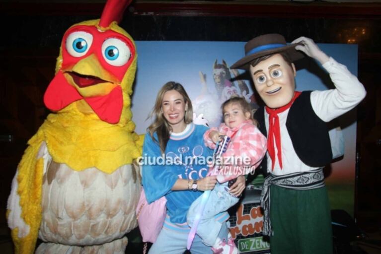 En fotos, Jésica Cirio, Camila Homs y Romina Uhrig fueron con sus hijos al teatro