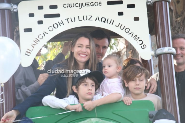 En fotos, la inauguración de la plaza en homenaje a Blanca, la hija de Pampita y Benjamín Vicuña