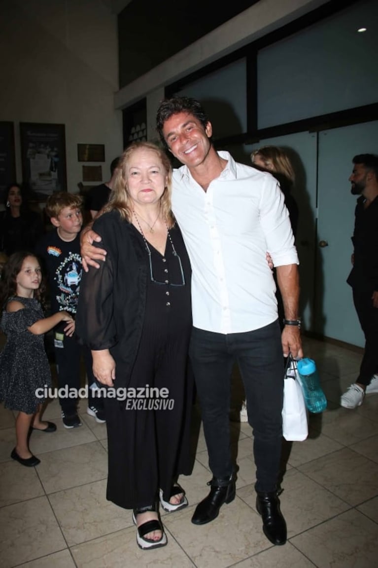 En fotos: Mariano Martínez reunió a sus exparejas en el estreno de Tom, Dick y Harry que dirige Nicolás Cabré