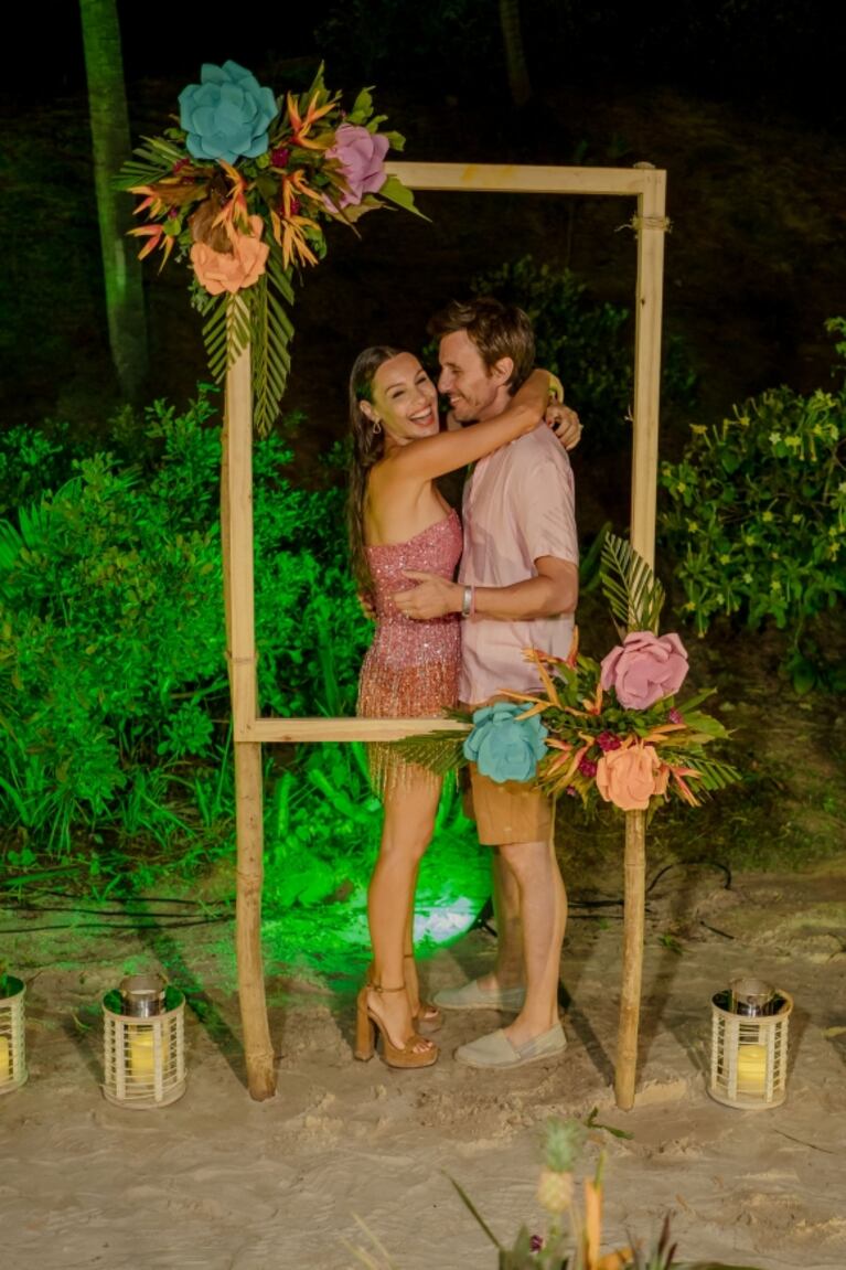 En fotos: Pampita cumplió 45 años y celebró con 40 personas en una exclusiva playa de Brasil