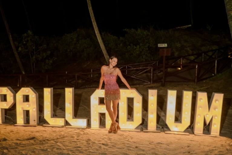 En fotos: Pampita cumplió 45 años y celebró con 40 personas en una exclusiva playa de Brasil