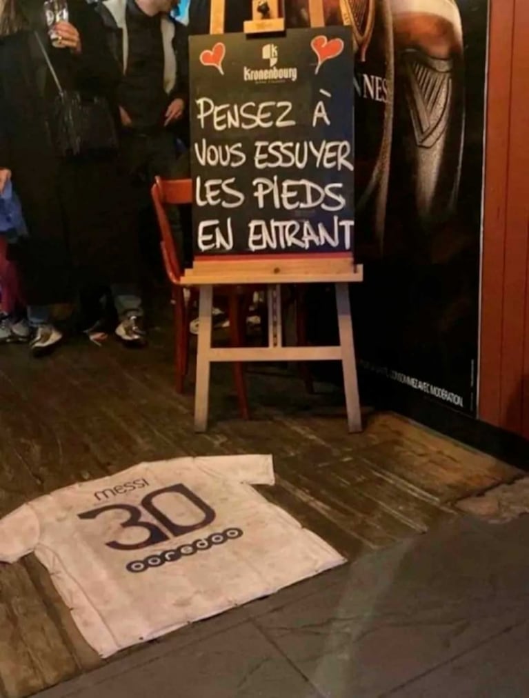 En Francia quemaron una bandera argentina tras la derrota y usaron una camiseta de Leo Messi de felpudo