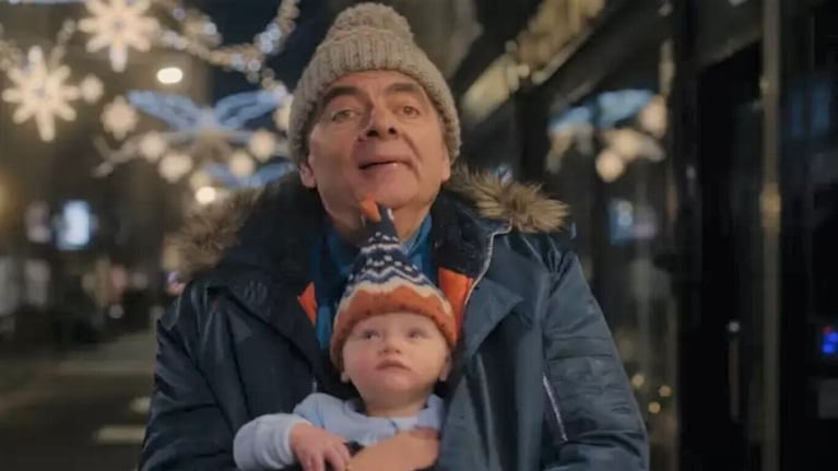 En Hombre vs bebé, el británico retoma su papel de Trevor Bingley.