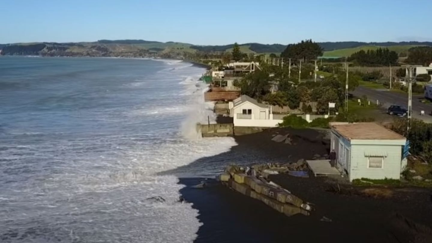 En la costa de este pueblo de Nueva Zelanda los residentes sobreviven cada día a la marea alta