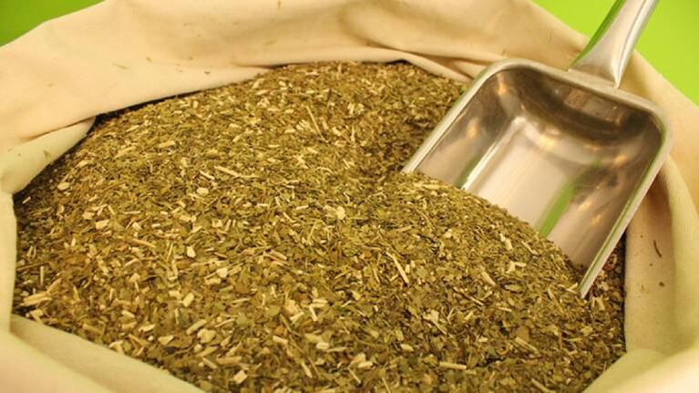 En La Pampa amenazan con sacar todos los paquetes de yerba para que la gente no comparta el mate