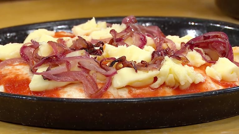 En la parte superior de la pizza rellena se coloca queso, cebolla, aceitunas y perejil para darle más sabor. Foto: Cucinare TV