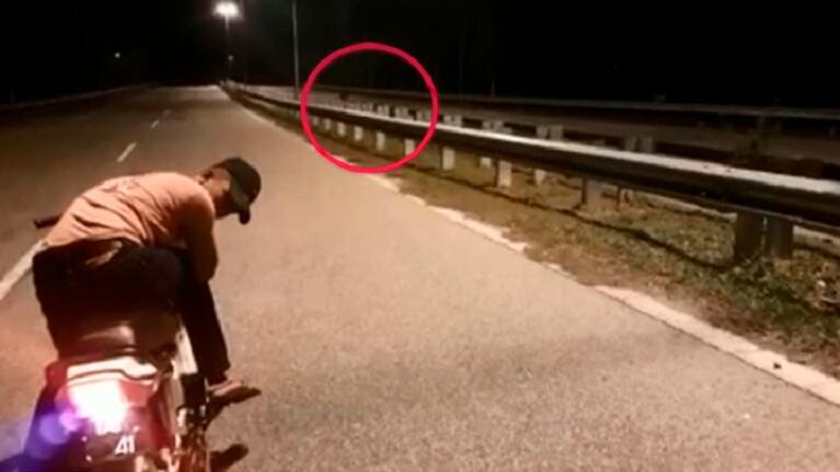 En las imágenes se observa otra motocicleta que se desplaza sin piloto