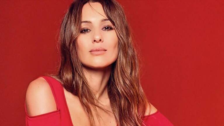En las vacaciones, Pampita mantiene su cabello al natural.